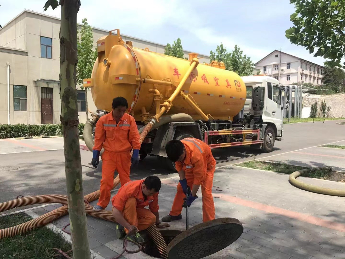 酒泉化粪池清理与5-8吨吸粪车施工效率分析